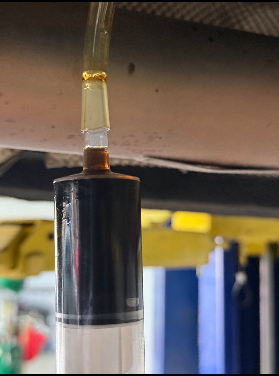Kiểm tra chất lượng dầu hộp số và transfer case